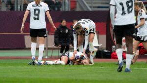 Giulia Gwinn liegt nach ihrer Schulterverletzung im Länderspiel gegen Österreich schmerzverzerrt auf dem Rasen