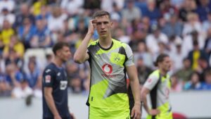 Nico Schlotterbeck im Trikot von Borussia Dortmund gestikuliert ernst auf dem Spielfeld