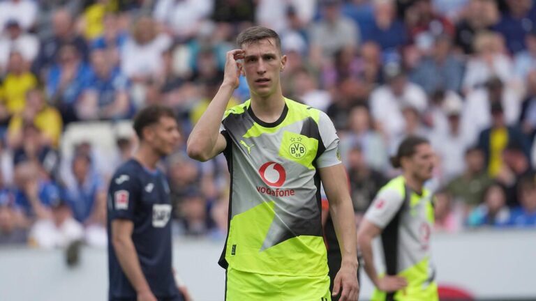 Nico Schlotterbeck im Trikot von Borussia Dortmund gestikuliert ernst auf dem Spielfeld
