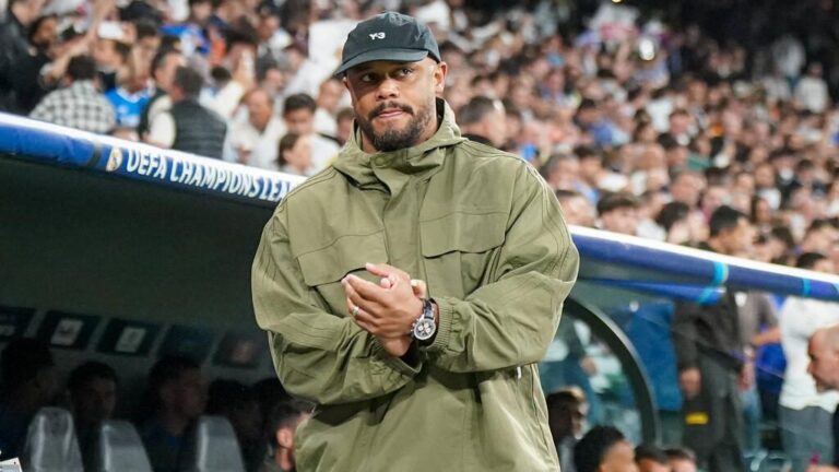 Bayern-Trainer Vincent Kompany steht nachdenklich an der Seitenlinie im Stadion von Real Madrid.