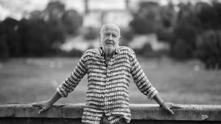 Hans-Jürgen Kreische im historischen Trikot der SG Dynamo Dresden auf dem Fußballplatz