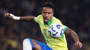Eder Militao im Trikot der brasilianischen Nationalmannschaft blickt enttäuscht zu Boden