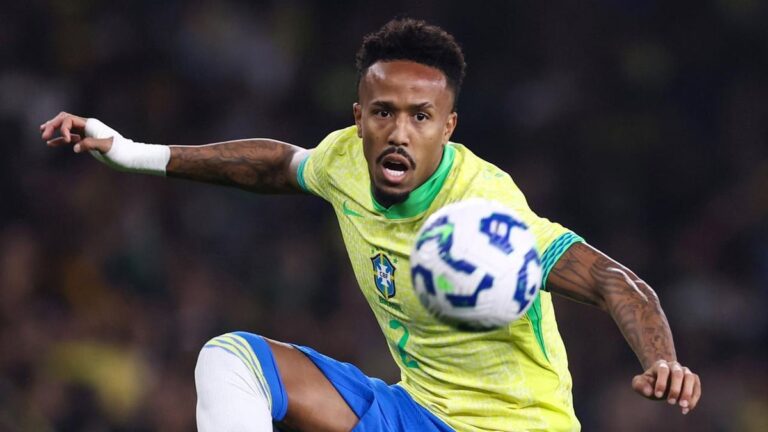 Eder Militao im Trikot der brasilianischen Nationalmannschaft blickt enttäuscht zu Boden