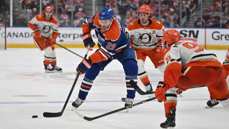 Leon Draisaitl im Trikot der Edmonton Oilers jubelt über ein Tor auf dem Eis