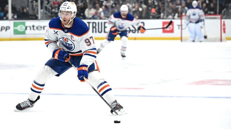Spieler der Edmonton Oilers im Eishockey-Stadion während eines NHL-Spiels