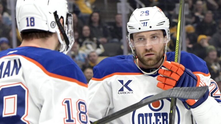 Leon Draisaitl im Trikot der Edmonton Oilers blickt konzentriert auf dem Eis