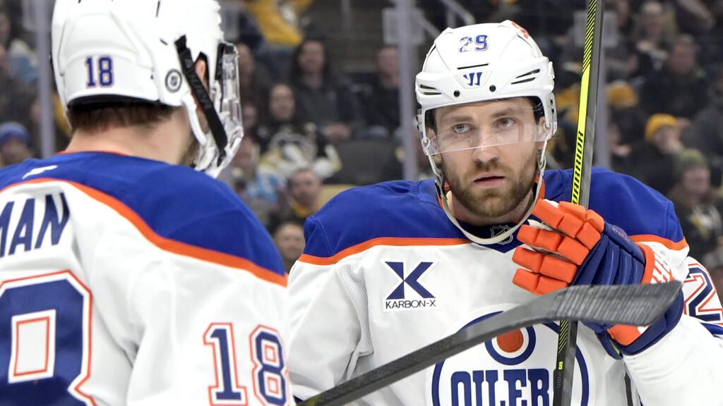 Leon Draisaitl im Trikot der Edmonton Oilers blickt konzentriert auf dem Eis