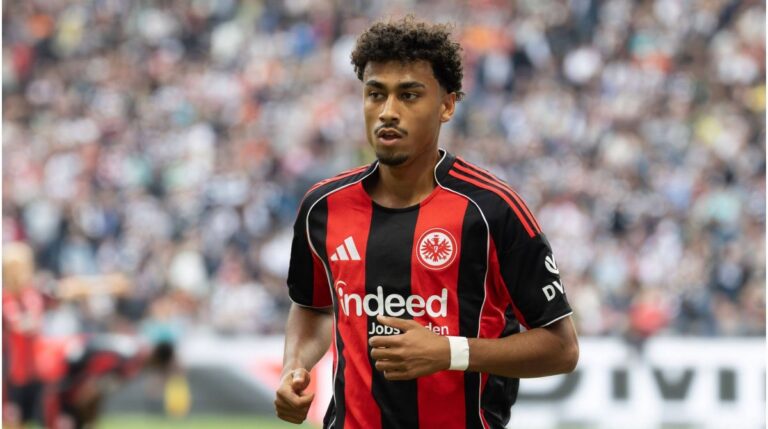 Nathaniel Brown im Trikot von Eintracht Frankfurt blickt fokussiert auf das Spielfeld.