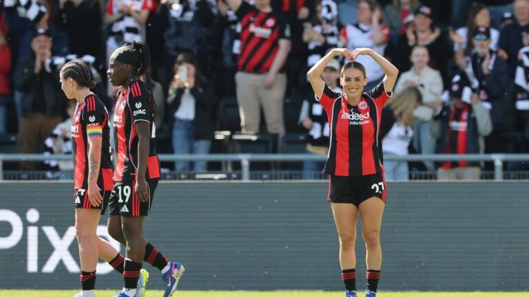 Jubelnde Spielerinnen von Eintracht Frankfurt nach einem Tor im Bundesliga-Spiel gegen den VfL Wolfsburg.