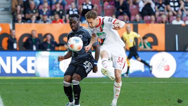 Zweikampf zwischen Spielern von Eintracht Frankfurt und dem FC Augsburg auf dem Rasen