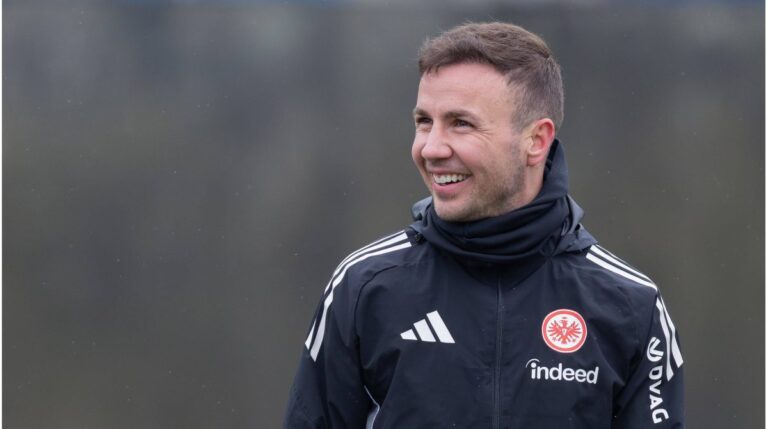 Mario Götze im Trikot von Eintracht Frankfurt klatscht in die Hände und blickt motiviert zu den Fans.