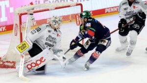 Jubelnde Spieler der Eisbären Berlin auf dem Eis nach dem Sieg gegen die Kölner Haie in den DEL-Playoffs.