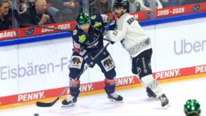 Jubelnde Spieler der Eisbären Berlin nach einem Treffer gegen die Kölner Haie im DEL-Halbfinale