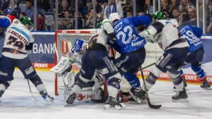 Jubelnde Eishockeyspieler der Eisbären Berlin nach einem Tor im DEL-Finale gegen die Adler Mannheim