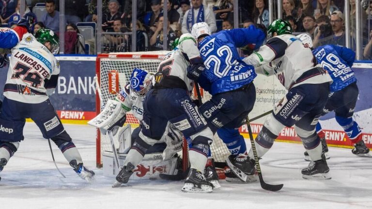 Jubelnde Eishockeyspieler der Eisbären Berlin nach einem Tor im DEL-Finale gegen die Adler Mannheim