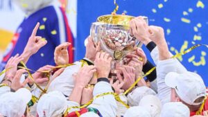 Die deutsche Eishockey-Nationalmannschaft versammelt sich auf dem Eis