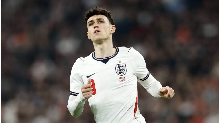 Phil Foden im Trikot der englischen Nationalmannschaft mit enttäuschtem Gesichtsausdruck auf dem Spielfeld