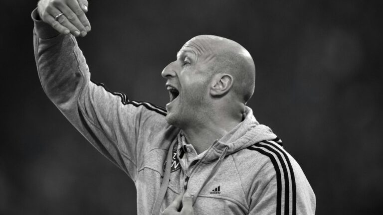 Roger Prinzen am Spielfeldrand als Funktionär des 1. FC Heidenheim