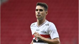 Der brasilianische Fußballspieler Oscar im Trikot auf dem Spielfeld