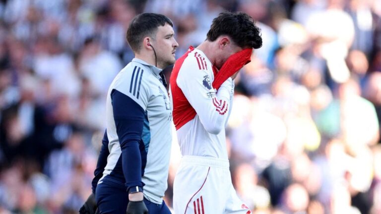 Kai Havertz vom FC Arsenal sitzt verletzt auf dem Rasen und fasst sich an den Oberschenkel.