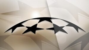 Spieler des FC Arsenal jubeln auf dem Rasen im Stadion vor dem Spiel gegen Sporting