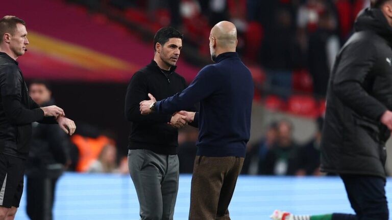 Mikel Arteta steht nachdenklich an der Seitenlinie im Stadion des FC Arsenal