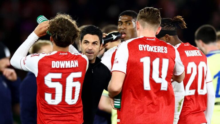 Trainer Mikel Arteta vom FC Arsenal blickt enttäuscht auf das Spielfeld nach einer Niederlage