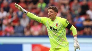 Fabian Rieder vom FC Augsburg jubelt über seinen Treffer im Bundesliga-Spiel gegen Bayer Leverkusen.