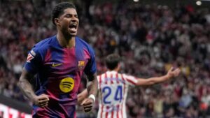 Robert Lewandowski bejubelt ein Tor im Trikot des FC Barcelona