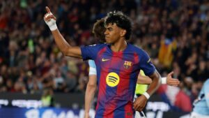 Lamine Yamal vom FC Barcelona liegt nach seinem Elfmetertor verletzt auf dem Rasen.