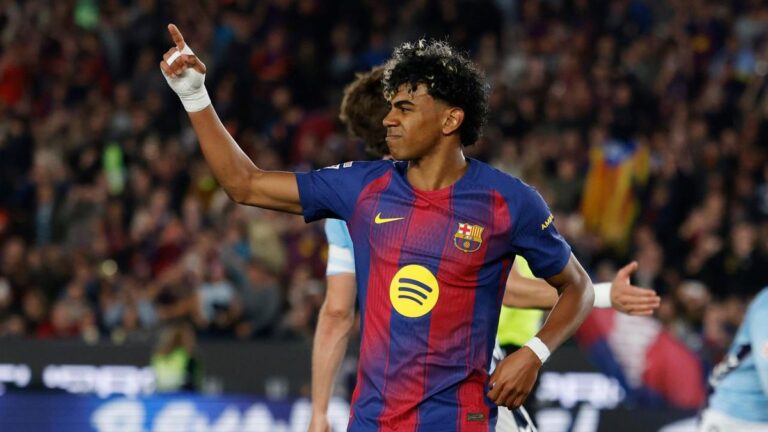 Lamine Yamal vom FC Barcelona liegt nach seinem Elfmetertor verletzt auf dem Rasen.