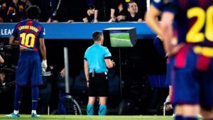 Ein wütender Hansi Flick gestikuliert an der Seitenlinie beim Spiel des FC Barcelona