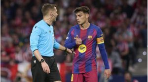Enttäuschter Hansi Flick und Spieler des FC Barcelona gestikulieren in Richtung des Schiedsrichters auf dem Rasen
