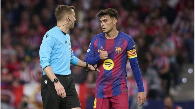 Enttäuschter Hansi Flick und Spieler des FC Barcelona gestikulieren in Richtung des Schiedsrichters auf dem Rasen