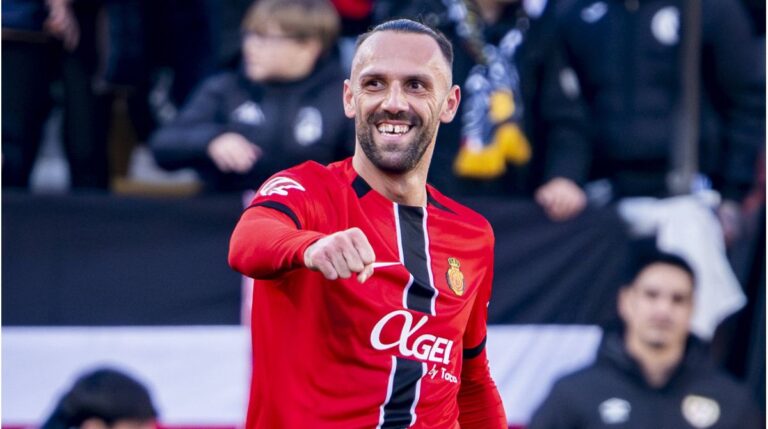 Vedat Muriqi im Trikot des RCD Mallorca jubelt über ein geschossenes Tor auf dem Spielfeld