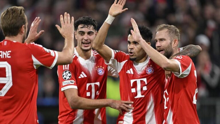 Konrad Laimer im Trikot des FC Bayern München am Ball