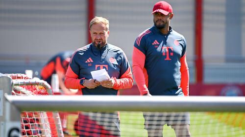 Aaron Danks und Vincent Kompany stehen gemeinsam als Trainer des FC Bayern München am Spielfeldrand.