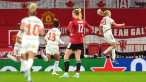 Pernille Harder und Giulia Gwinn jubeln im Trikot des FC Bayern München