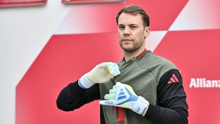 Manuel Neuer im Torwarttrikot des FC Bayern München gestikuliert auf dem Platz
