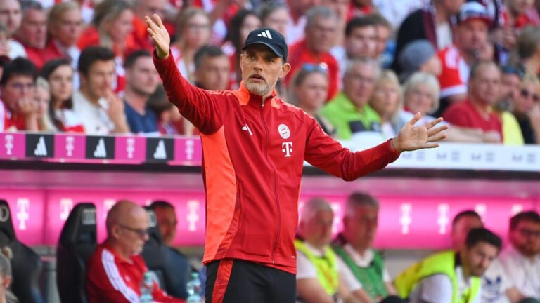 Ein nachdenklicher Oliver Kahn auf der Tribüne des FC Bayern München