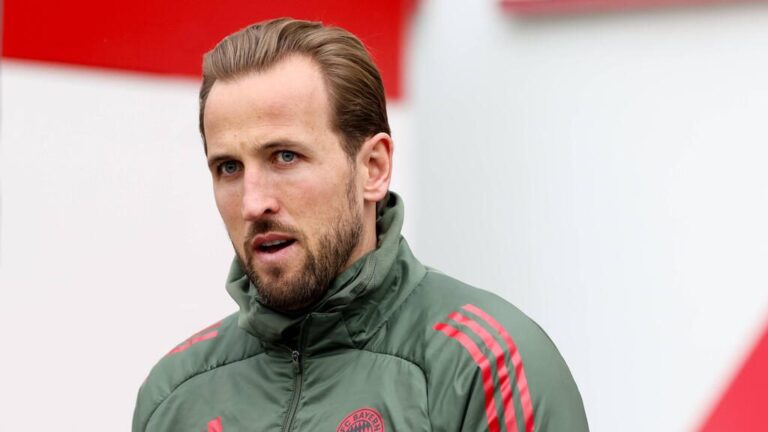 Harry Kane im Trikot des FC Bayern München blickt nachdenklich auf den Rasen.