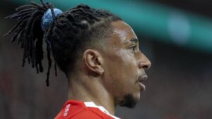 Michael Olise im Trikot des FC Bayern München in Aktion auf dem Spielfeld
