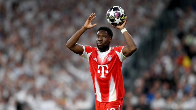 Alphonso Davies im Trikot des FC Bayern München mit nachdenklichem Blick auf dem Spielfeld
