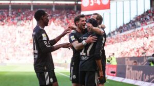 Jubelnde Spieler des FC Bayern München nach einem Comeback-Sieg in der Bundesliga