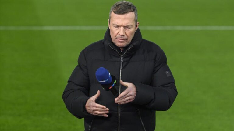 Lothar Matthäus analysiert als TV-Experte, im Hintergrund die Wappen von FC Bayern München und Real Madrid