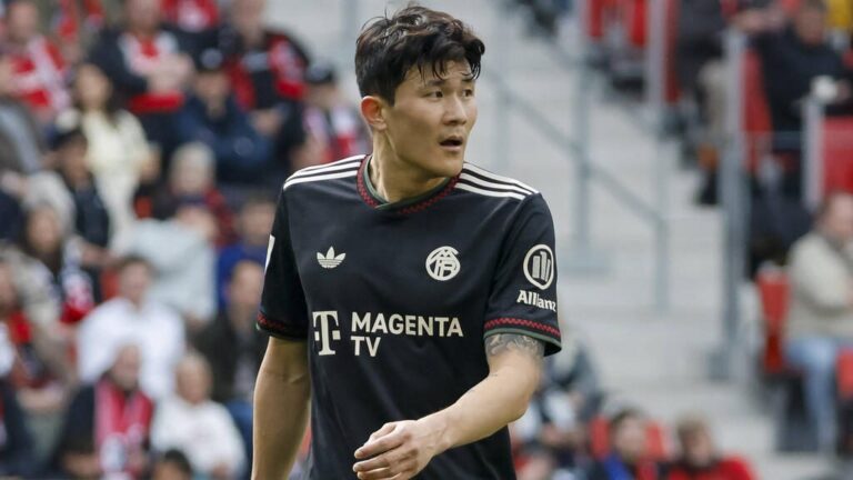 Min-jae Kim im Trikot des FC Bayern München blickt nachdenklich auf das Spielfeld
