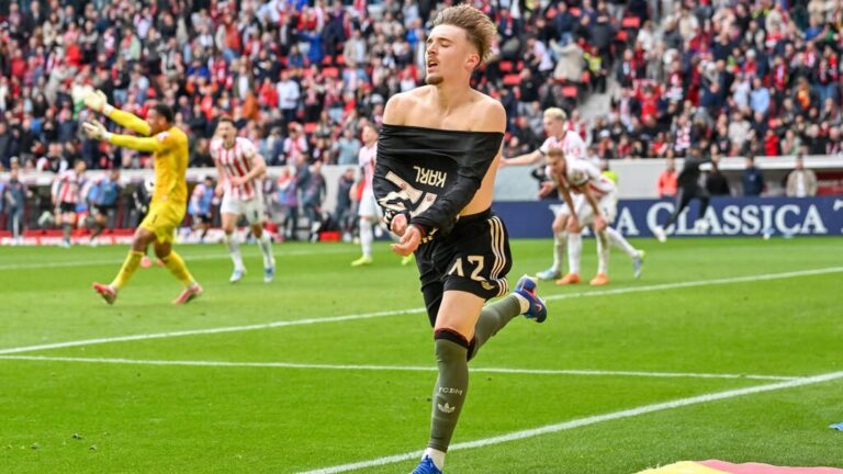 Jubelnde Spieler des FC Bayern München nach dem späten 3:2-Siegtreffer gegen den SC Freiburg