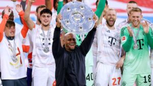 Spieler des FC Bayern München jubeln auf dem Rasen nach einem erzielten Tor in der Bundesliga
