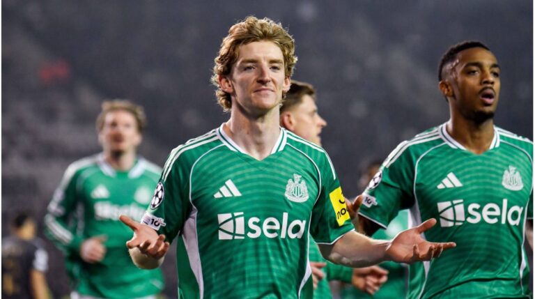 Anthony Gordon im Trikot von Newcastle United jubelt auf dem Spielfeld