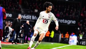 Ayyoub Bouaddi im Trikot des OSC Lille konzentriert am Ball im Europapokal